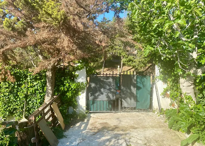 20 Mins From City Centre, Rural House